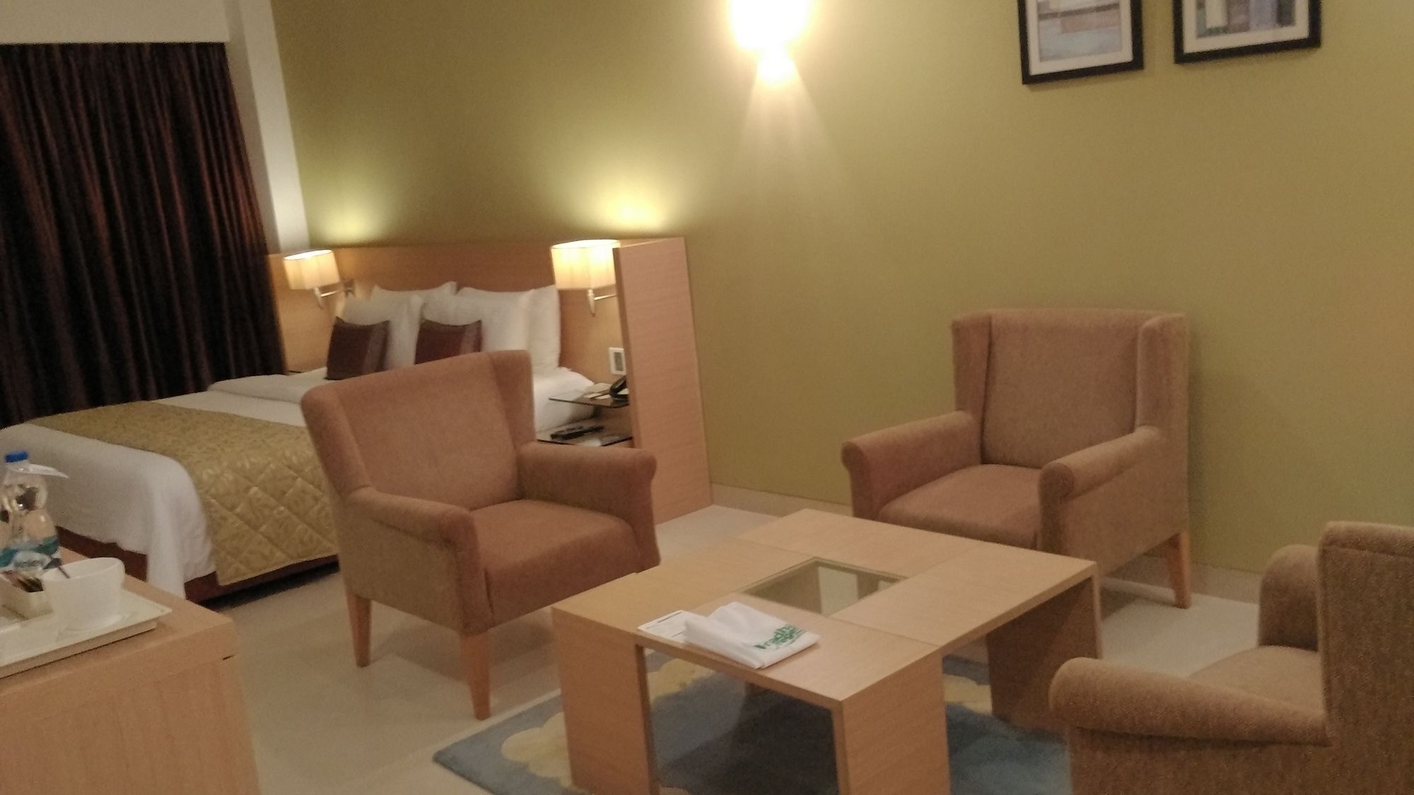 ราดาห์ รีเจนท์ Hotel Kammasandra ภายนอก รูปภาพ